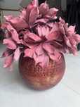 Vaso rosa velho com flores