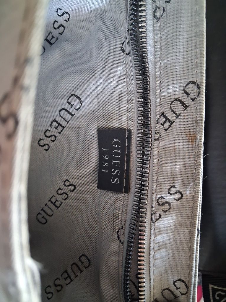 Czarna listonoszka guess