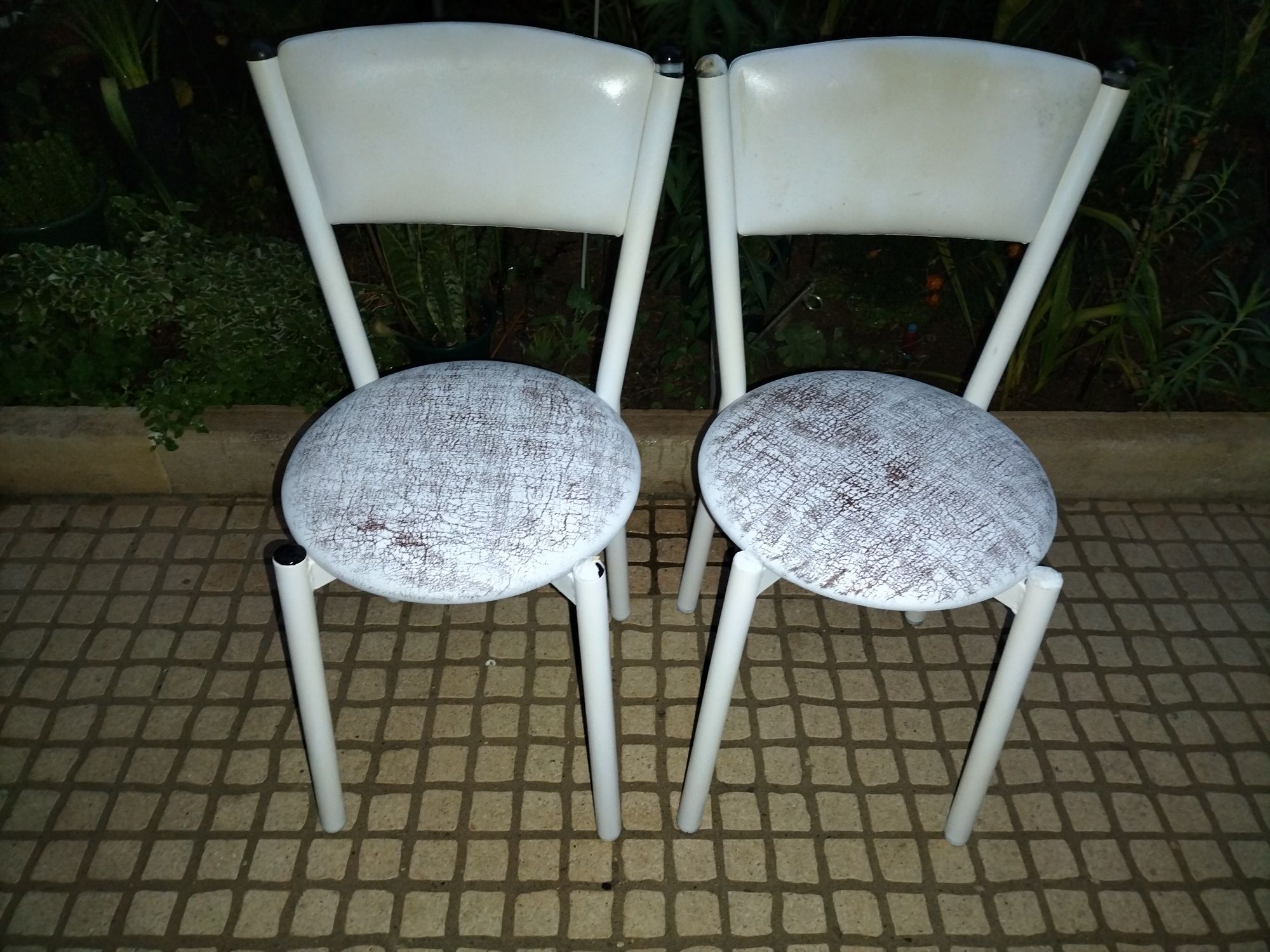 Cadeiras em ferro , para usar na cozinha ou em pátio em lancharada .