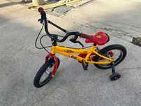 Bicicleta de criança com rodas de proteção