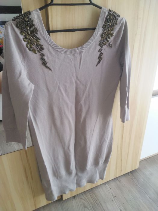 Sweter damski z cekinami zdobieniami na pagonach rozmiar M