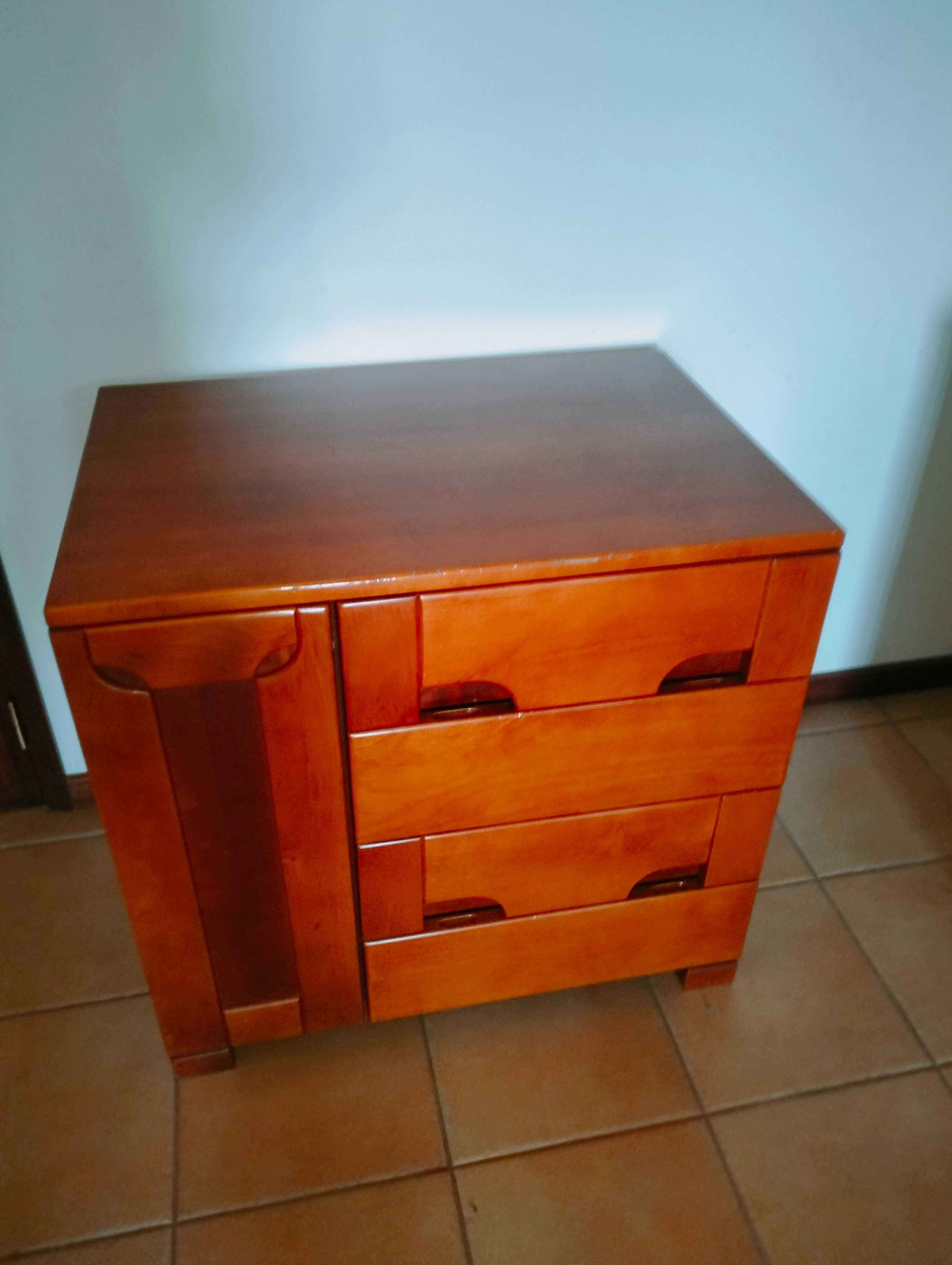 Móvel de quarto em madeira.