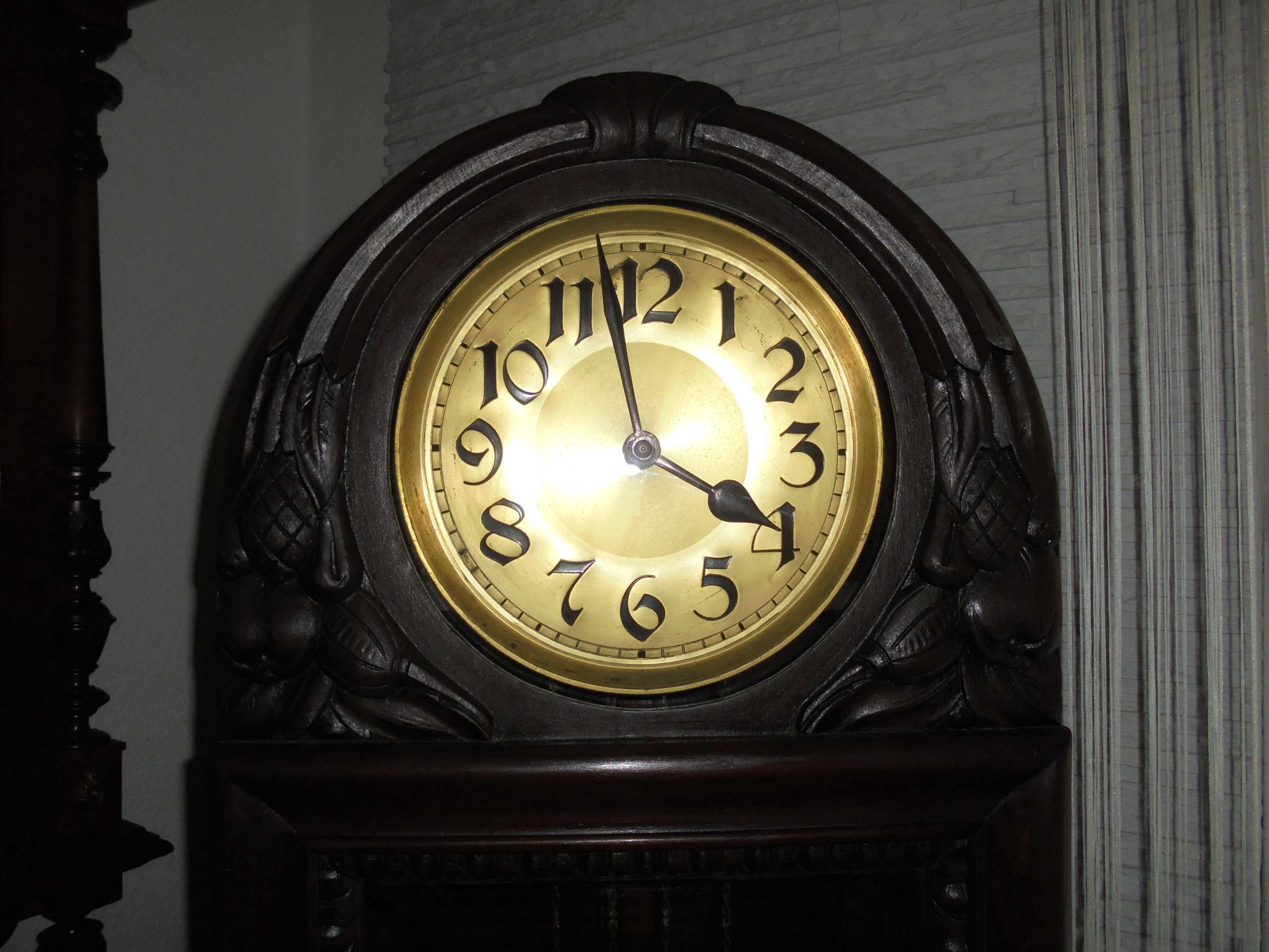 stary zegar stojący