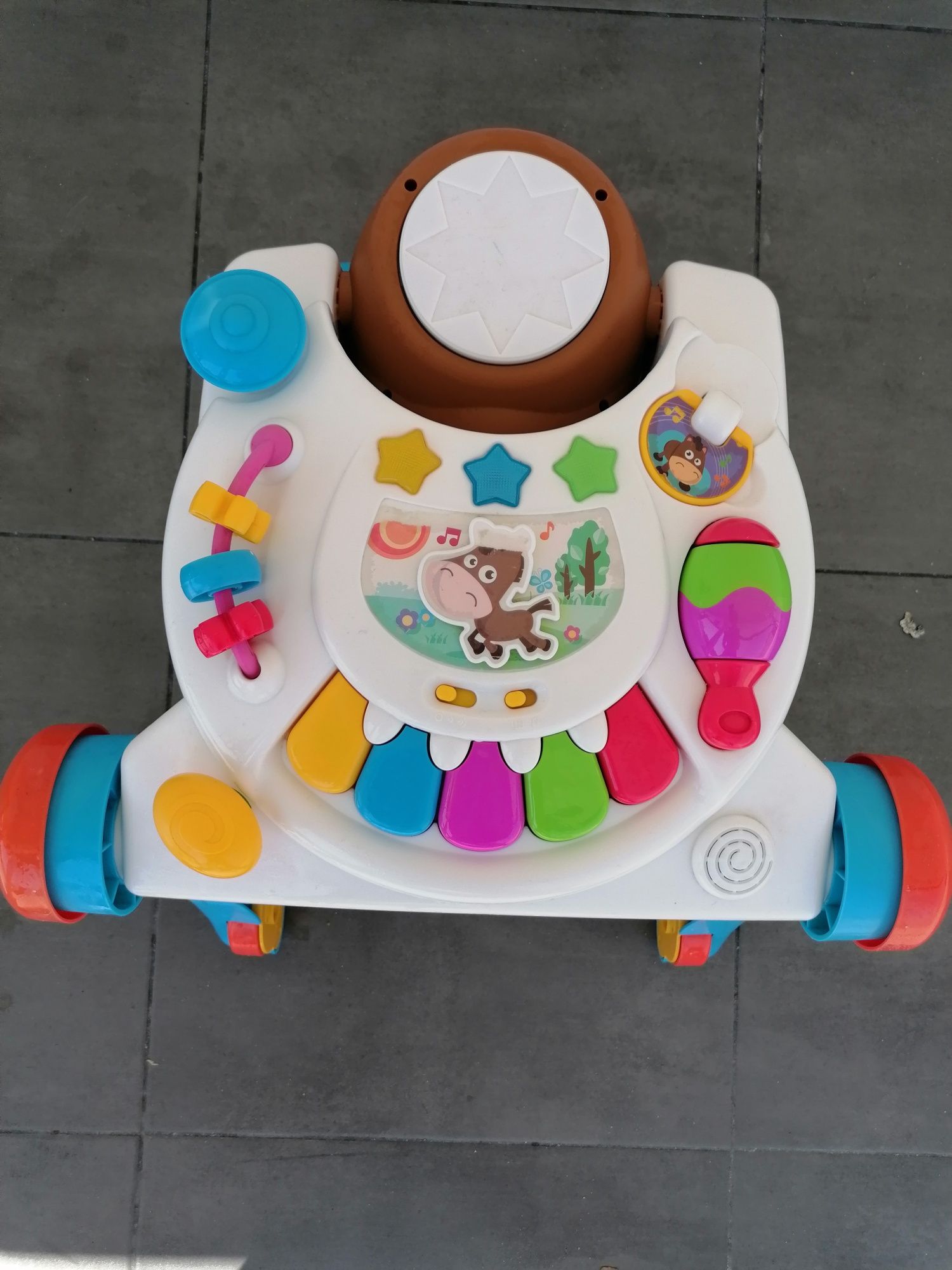 Mesa de actividades e andador