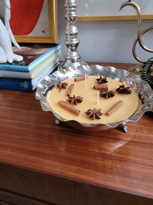 Peças decorativas antigas com velas perfumadas