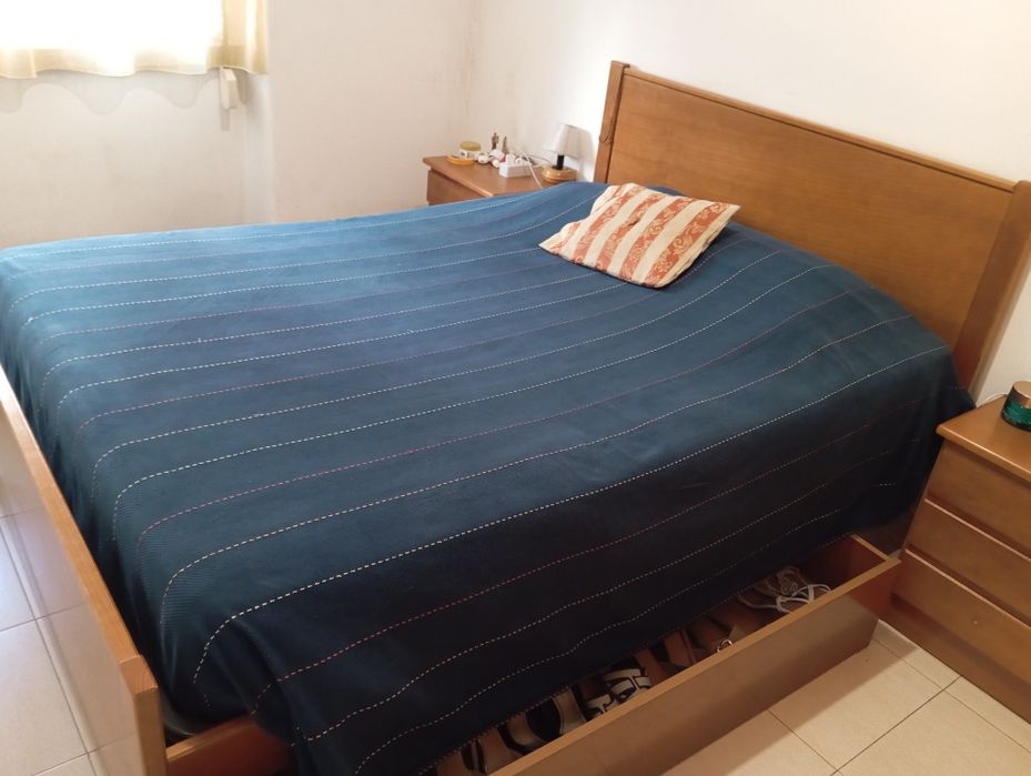 Cama casal com 2 gavetoes