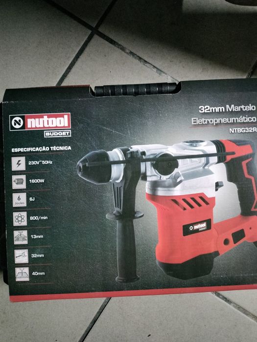 Martelo e berbequim novo