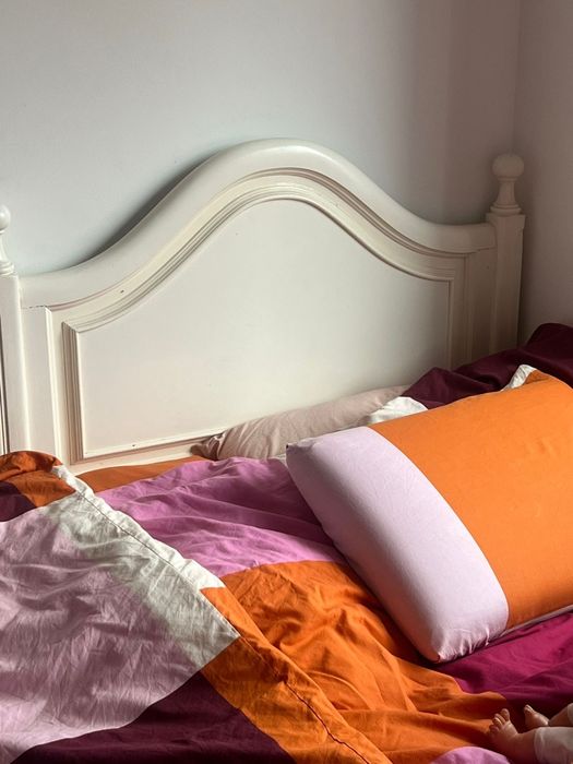 2 camas de 105x195 com os seus colchões, tapete e um armario