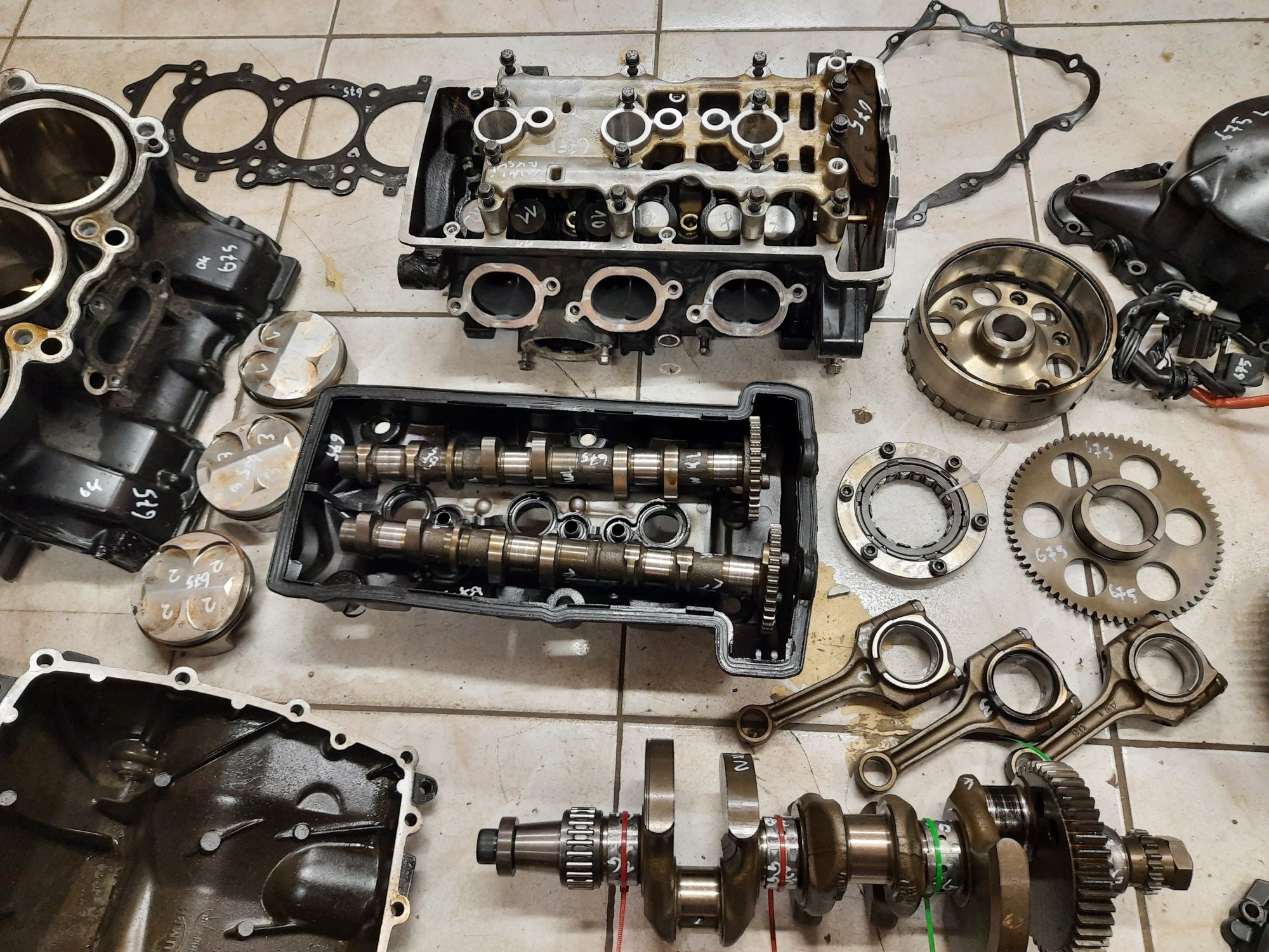 Triumph Daytona 675 silnik części głowica wał cylinder skrzynia wałek