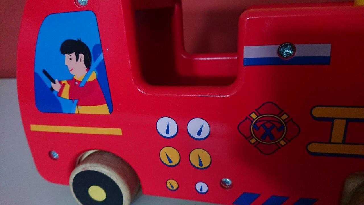 Carro de bombeiros em madeira (brinquedo)