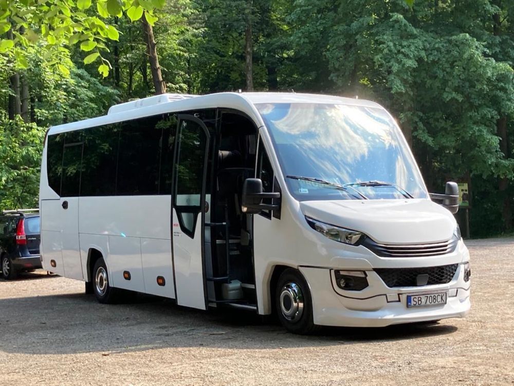 Wynajem busa lub autokaru transport osobowy wypożyczalnia.