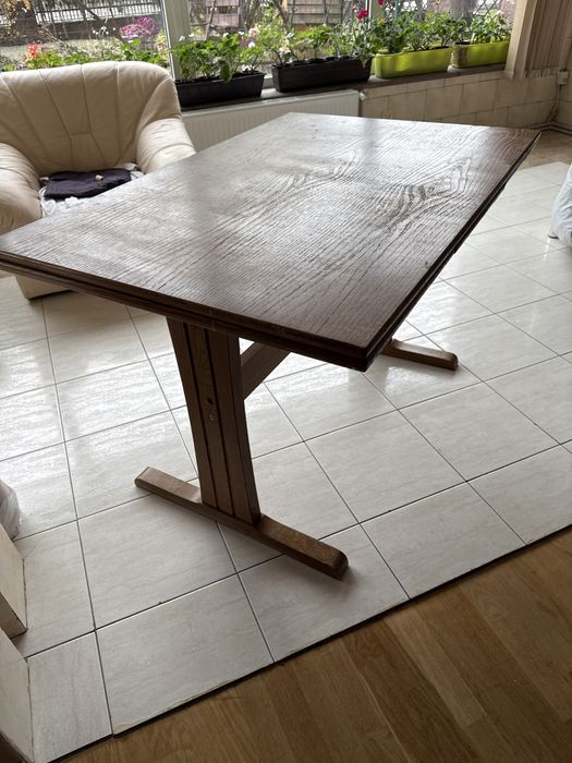 Розкладний деревянний стіл.