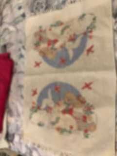 2 toalhas de maos brancas com varios desenhos