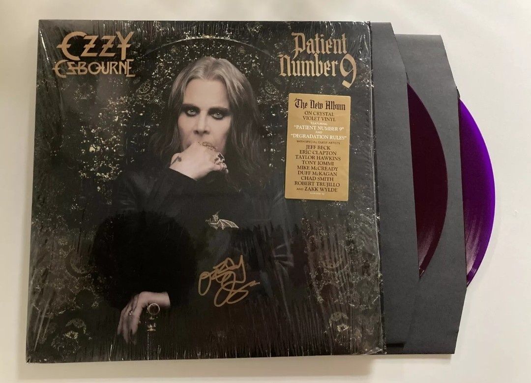 Виниловая пластинка с автографом Оззи Осборна. Black Sabbath.