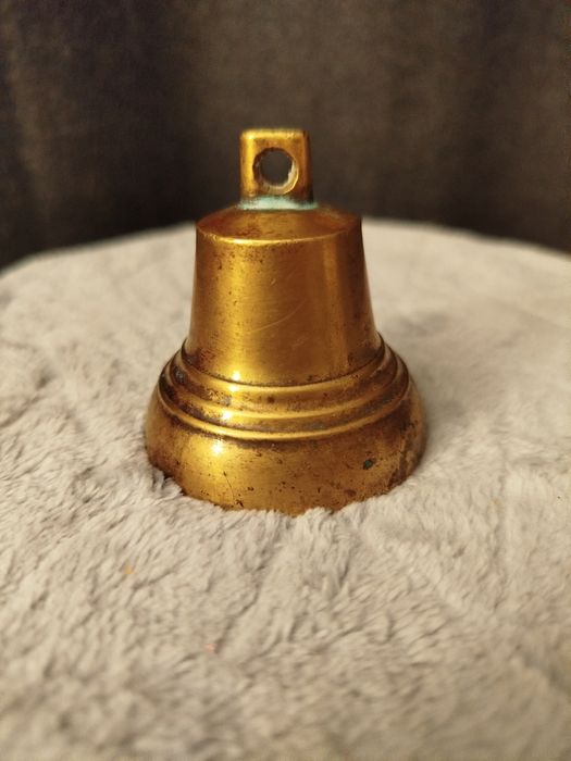 Stary mosiężny dzwonek do kolekcji
