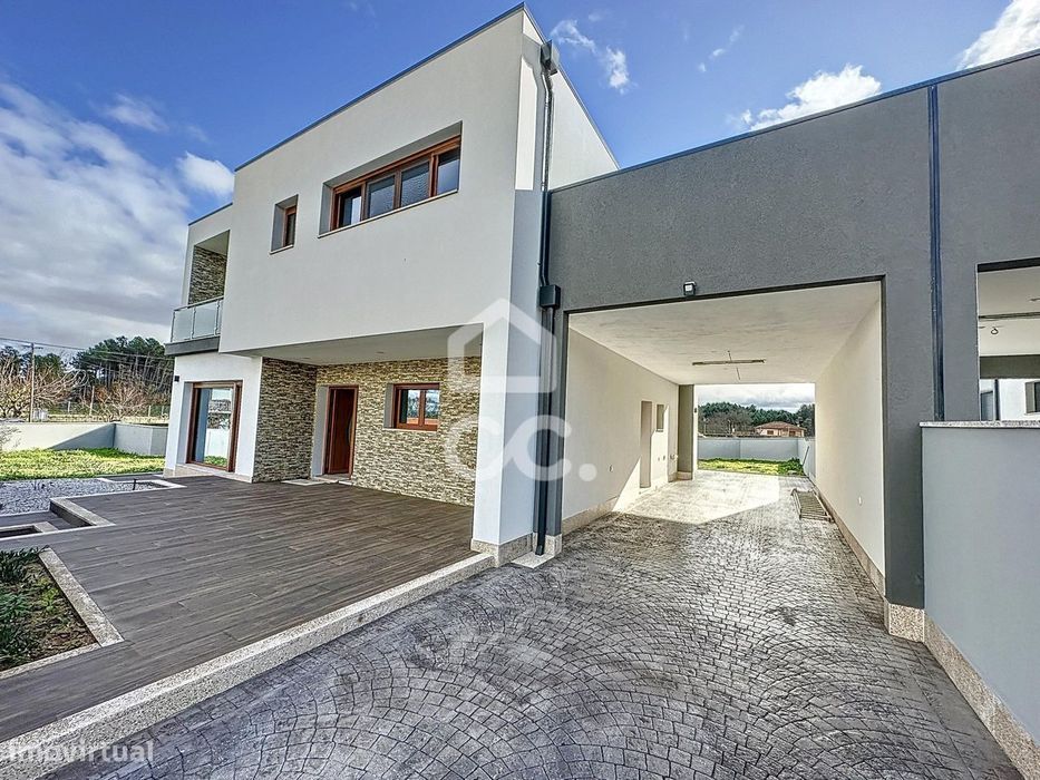 moradia com dois pisos, com três quartos, nova, isolada,  a cinco minu