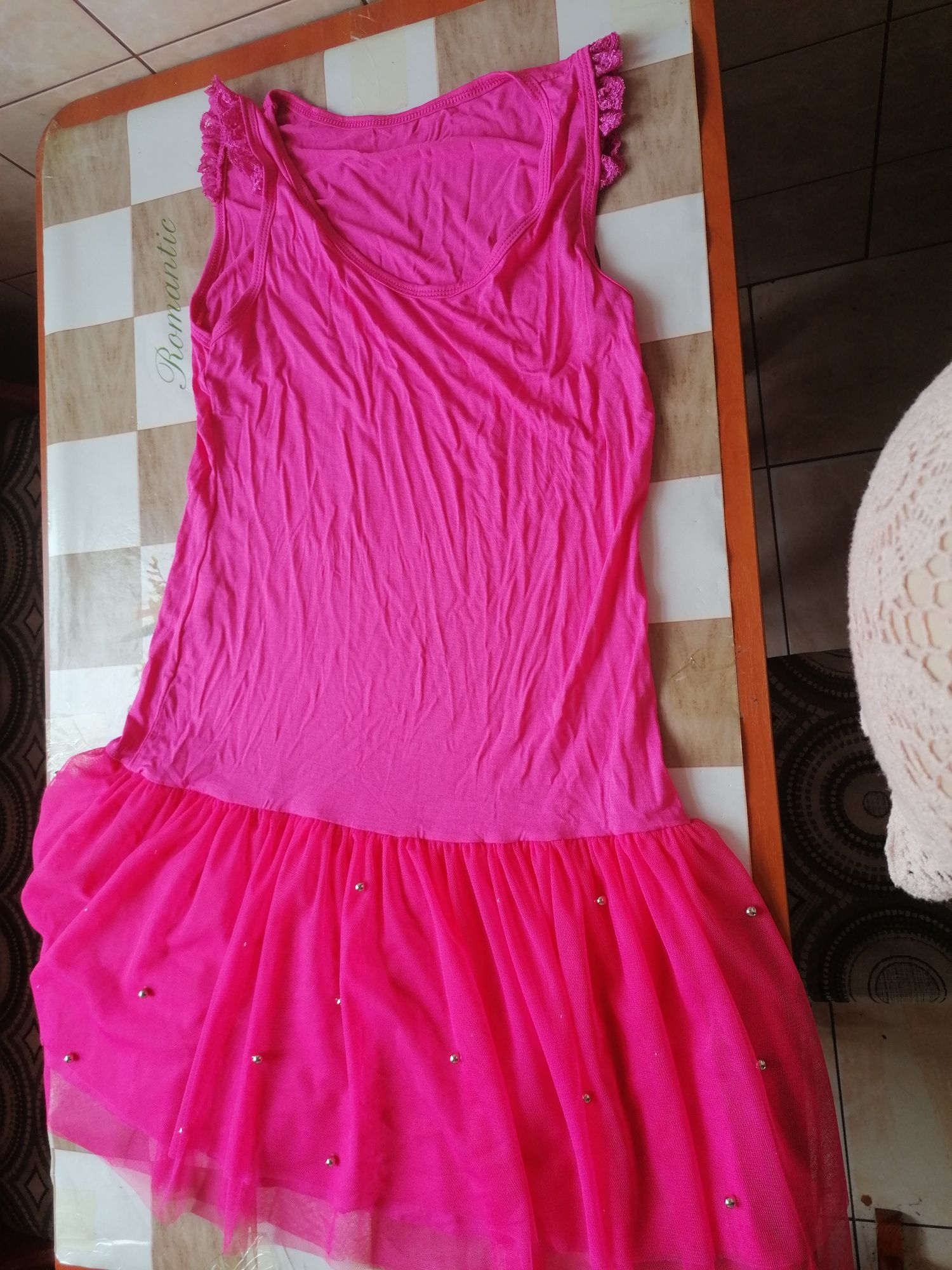 Sukienkę kolor różowy
