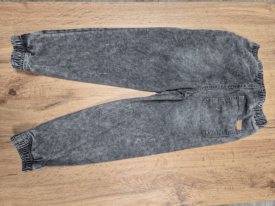 Piękne spodnie jeansowe joggery  chłopięce szare Sinsay 122