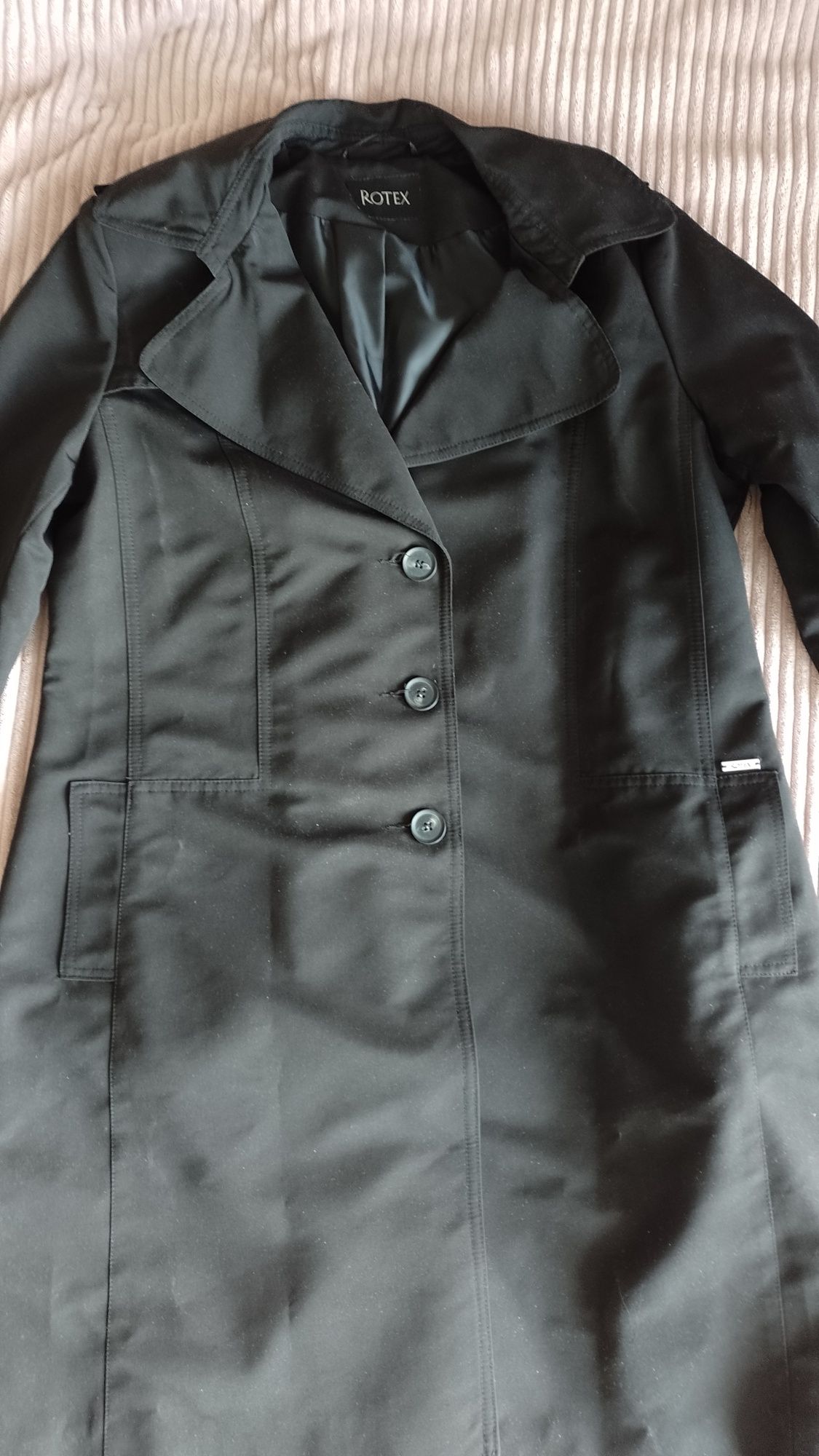 Lekki czarny elegancki płaszcz