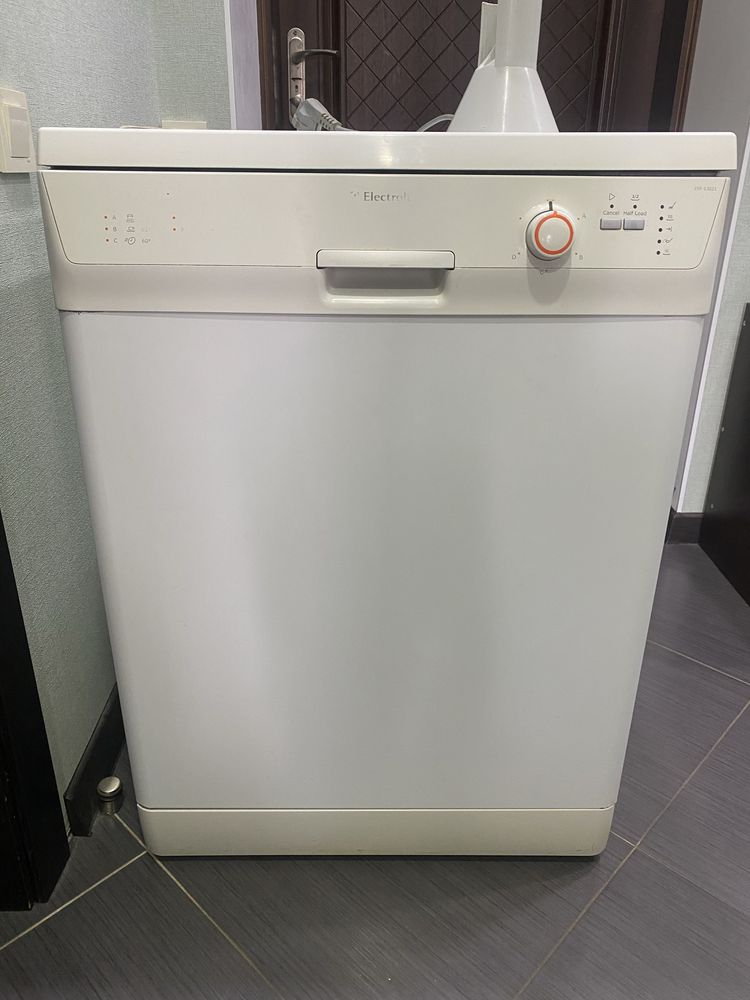 Посудомийна машина  Electrolux ESF 63021