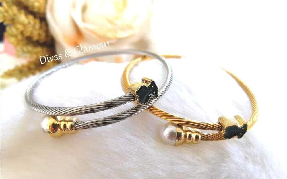 Vários modelos de pulseiras no anúncio