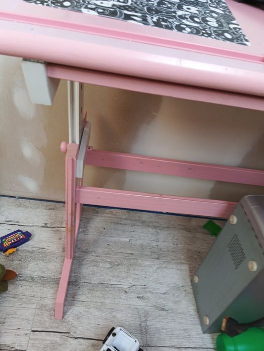 Biurko z rególacja dla dziewczynki