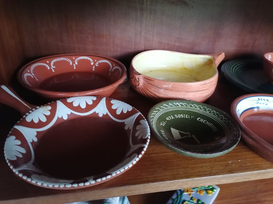 Peças em barro/louça decorado