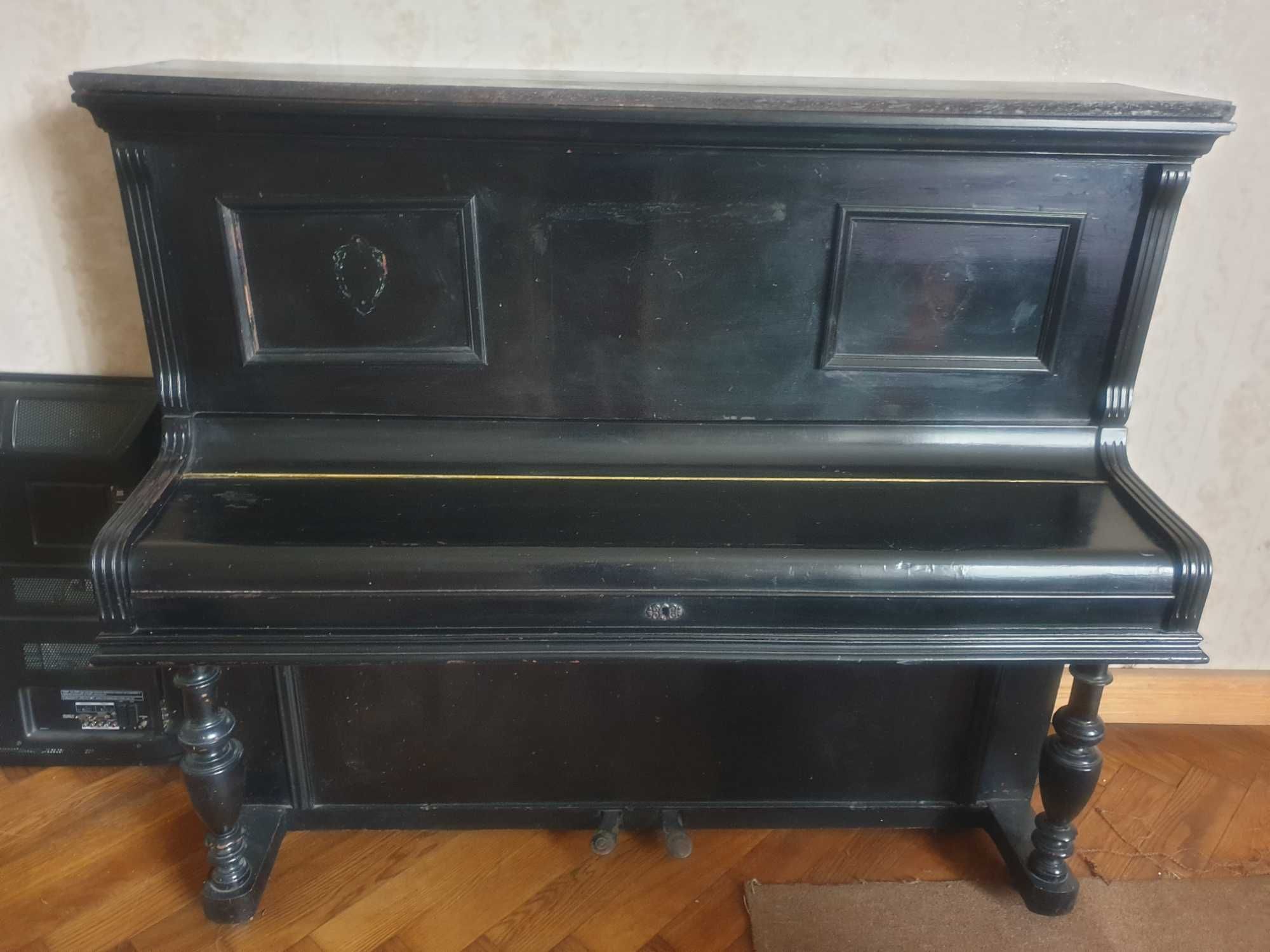 Czarne stare pianino