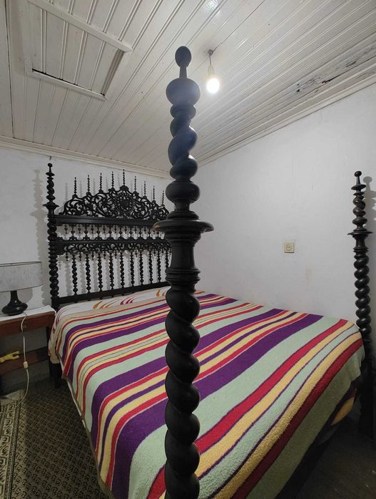 Quarto Completo Antigo em Madeira Maciça — Roupeiro, Cómoda e Cama