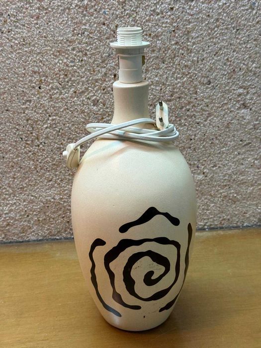 Candeeiro de Mesa em Cerâmica com Design Abstrato