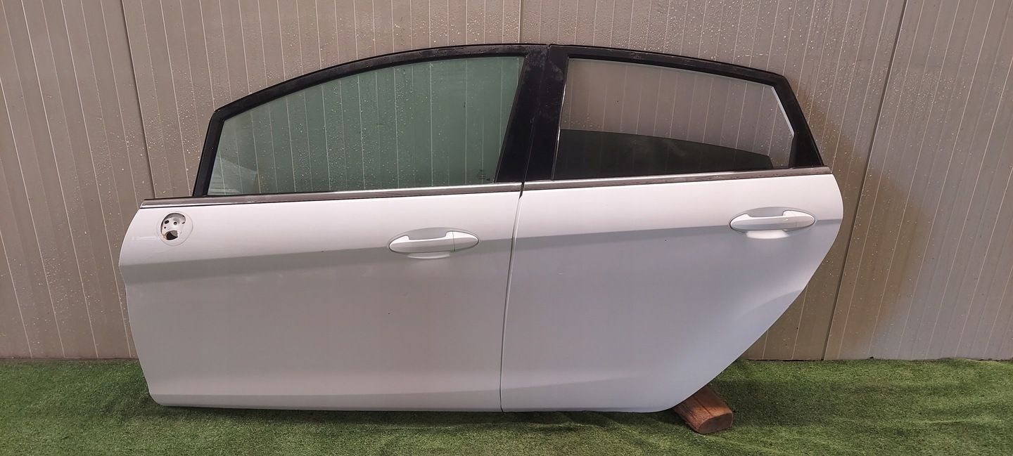 DRZWI LEWY TYŁ FORD FIESTA MK7 LAK H9