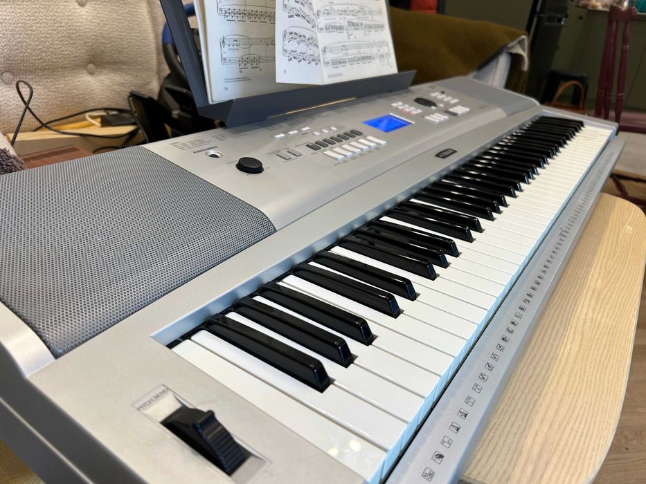 Yamaha DGX220 keyboard