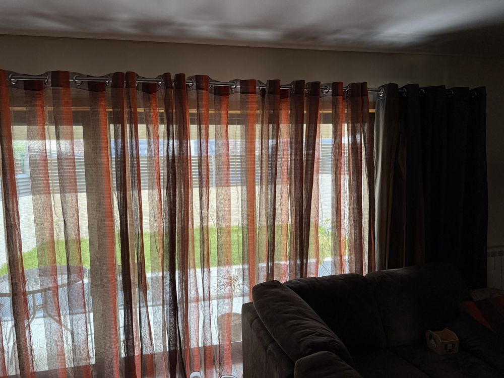 4 cortinas (branca, lilas, laranja, cinza)