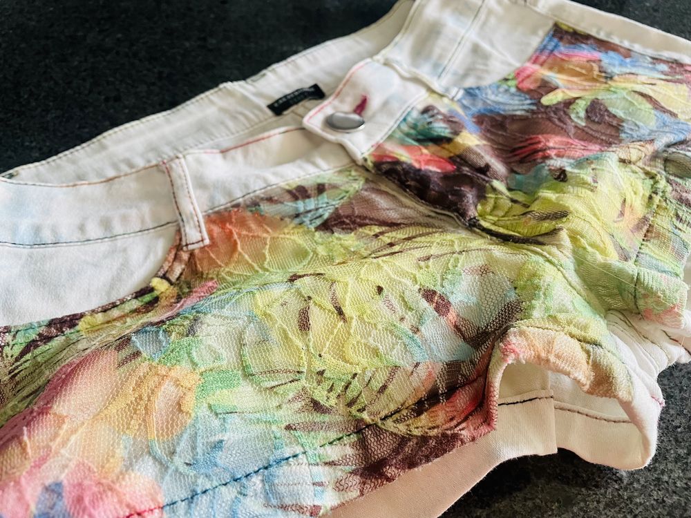 Kolorowe krótkie spodenki marki Calzedonia