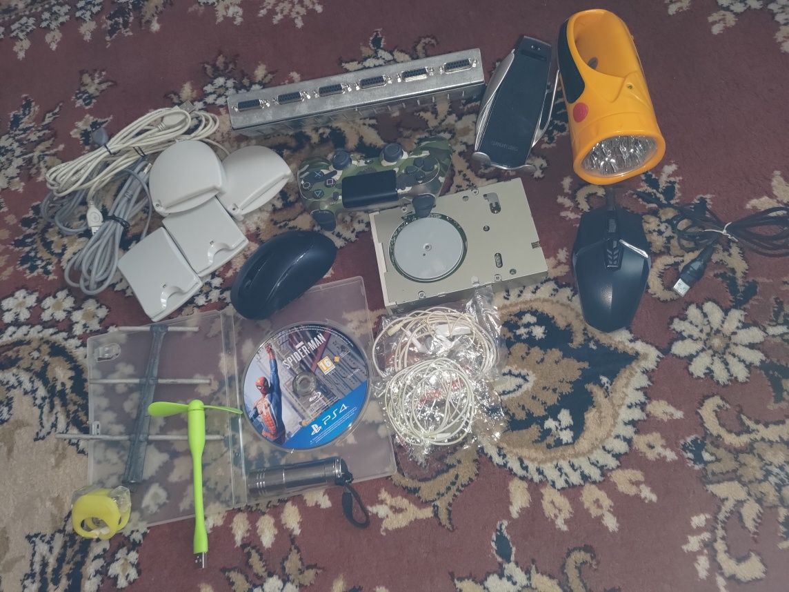Лот з електроніки в асортименті Sony PS4 Grundig