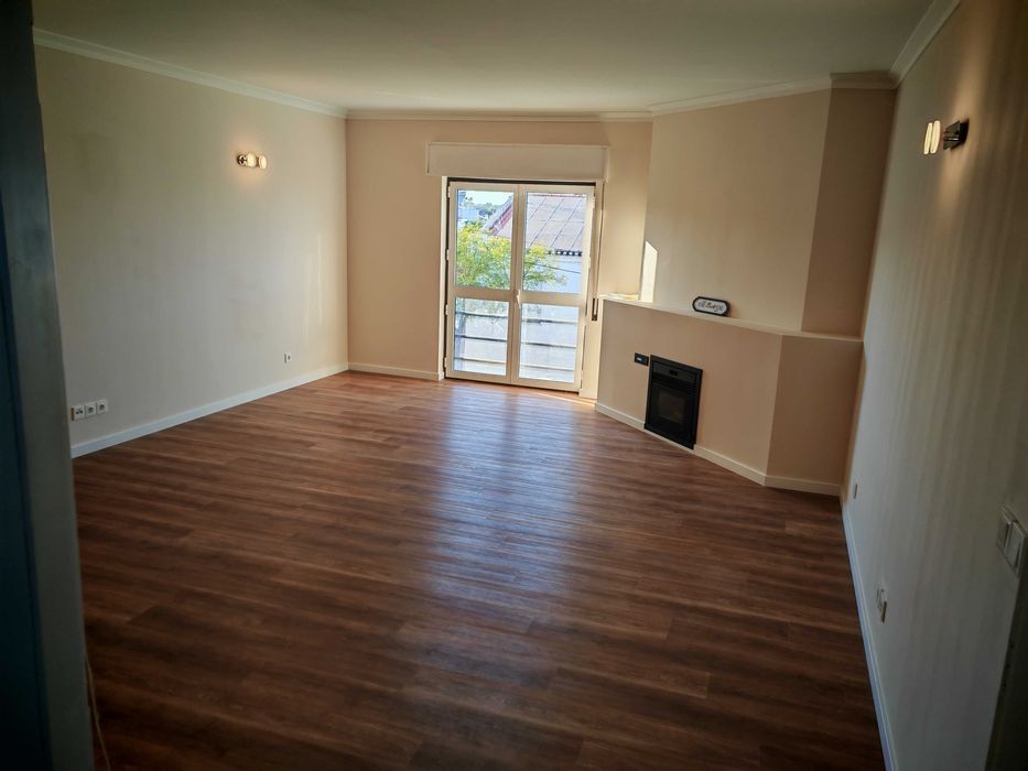 Apartamento T3 Totalmente Renovado no Bairro dos Álamos