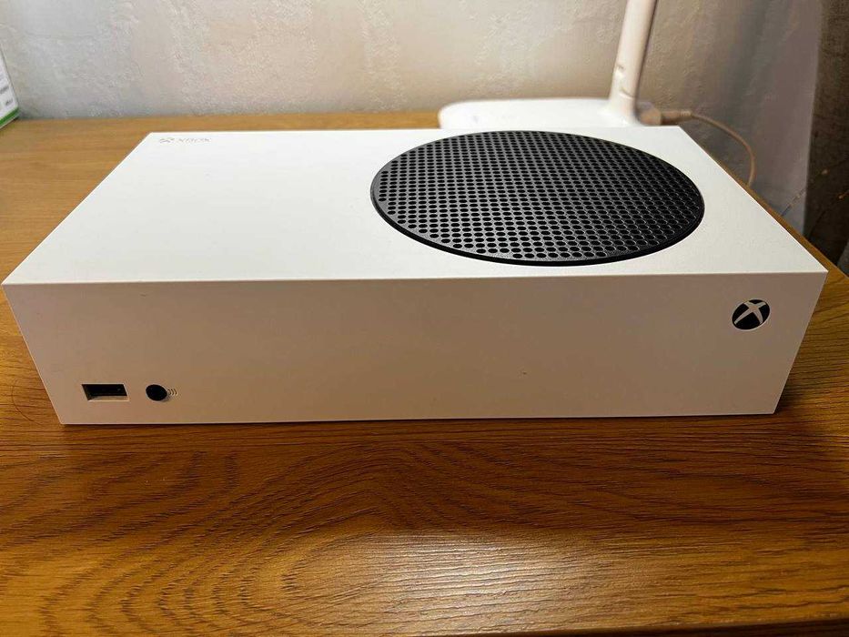 Xbox series s в хорошому стані + додатковий контролер + акумулятори