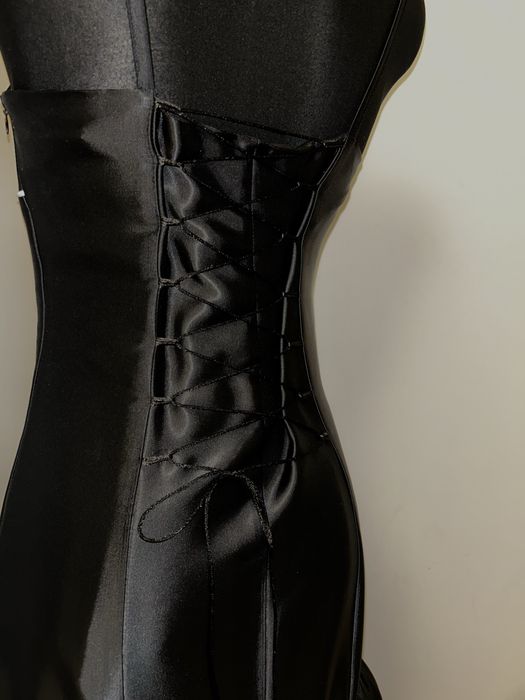 Sukienka wieczorowa czarna z falbankami rybka dopasowana z kwiatem