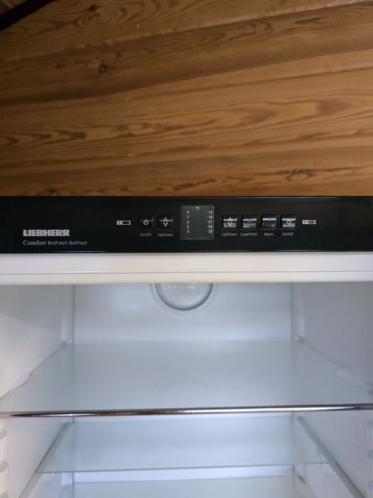 Холодильник Либхер LIEBHERR чорного кольору