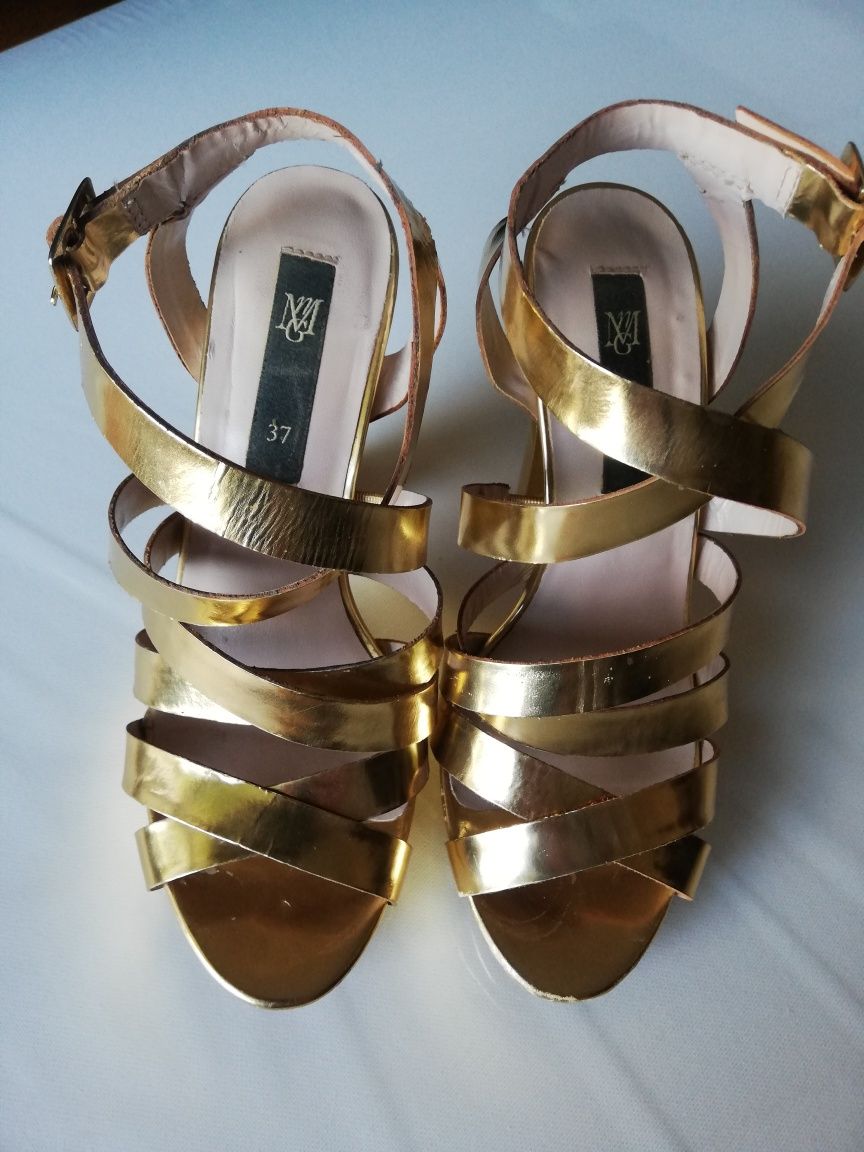 Sandálias Mango em dourado
