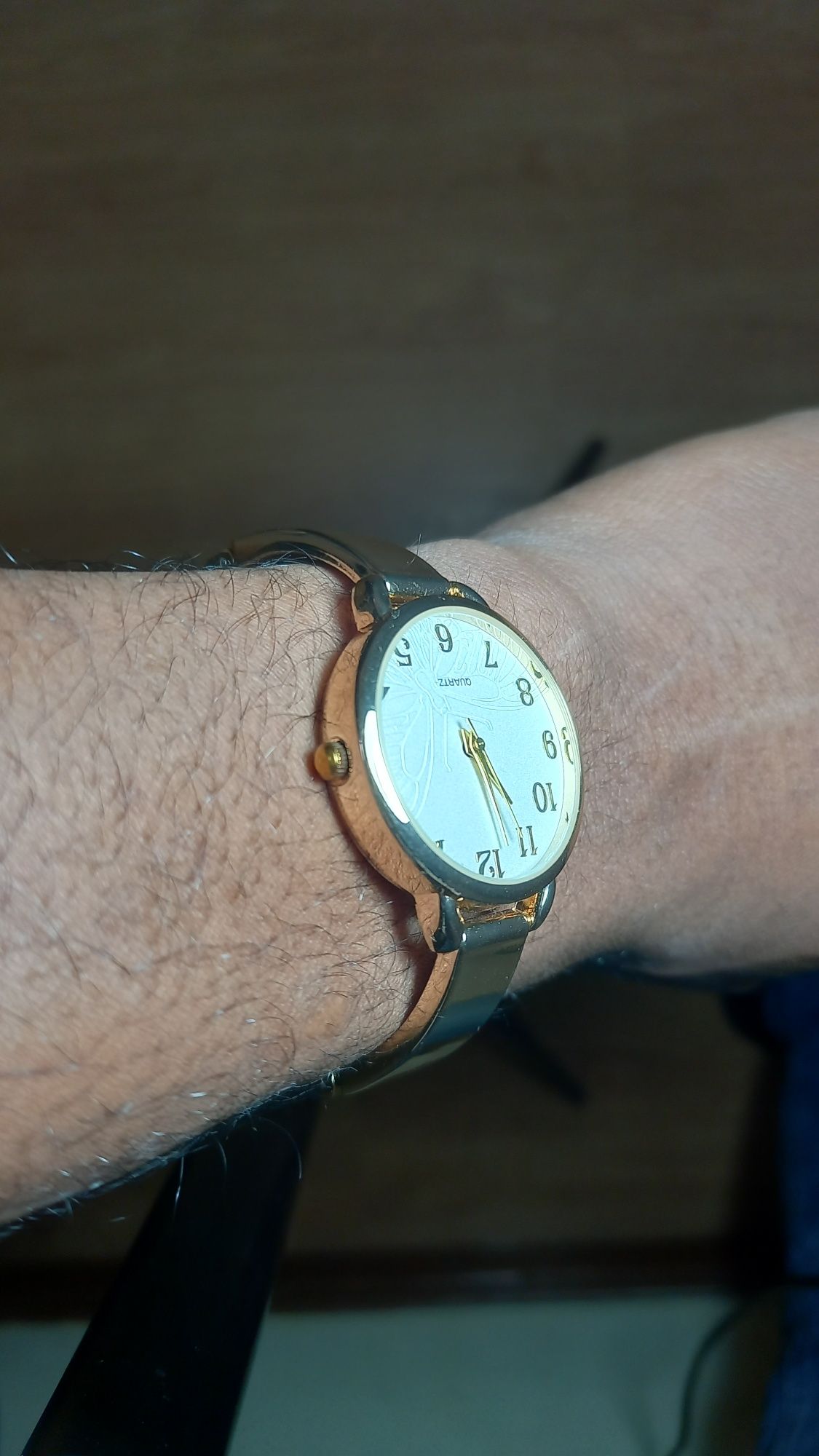 Relógio Elegante de Pulso com Pulseira Aberta Dourada