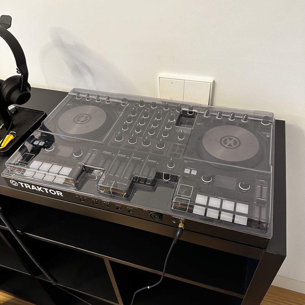 Traktor Kontrol S4 mk3 with decksaver (new)