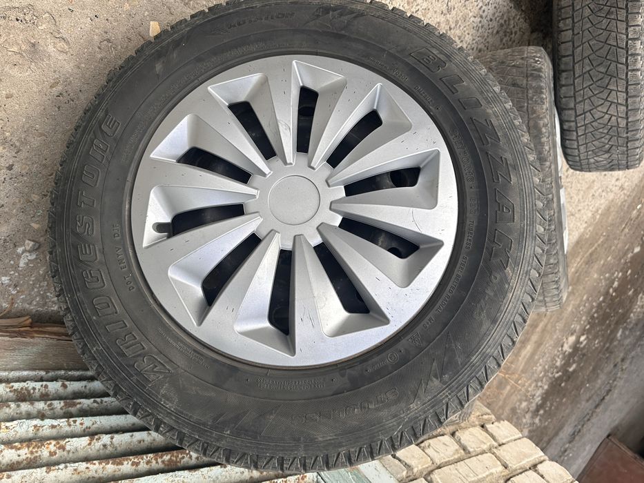 Шини на металевих дисках, зимові. Bridgestone, 215/70 R16