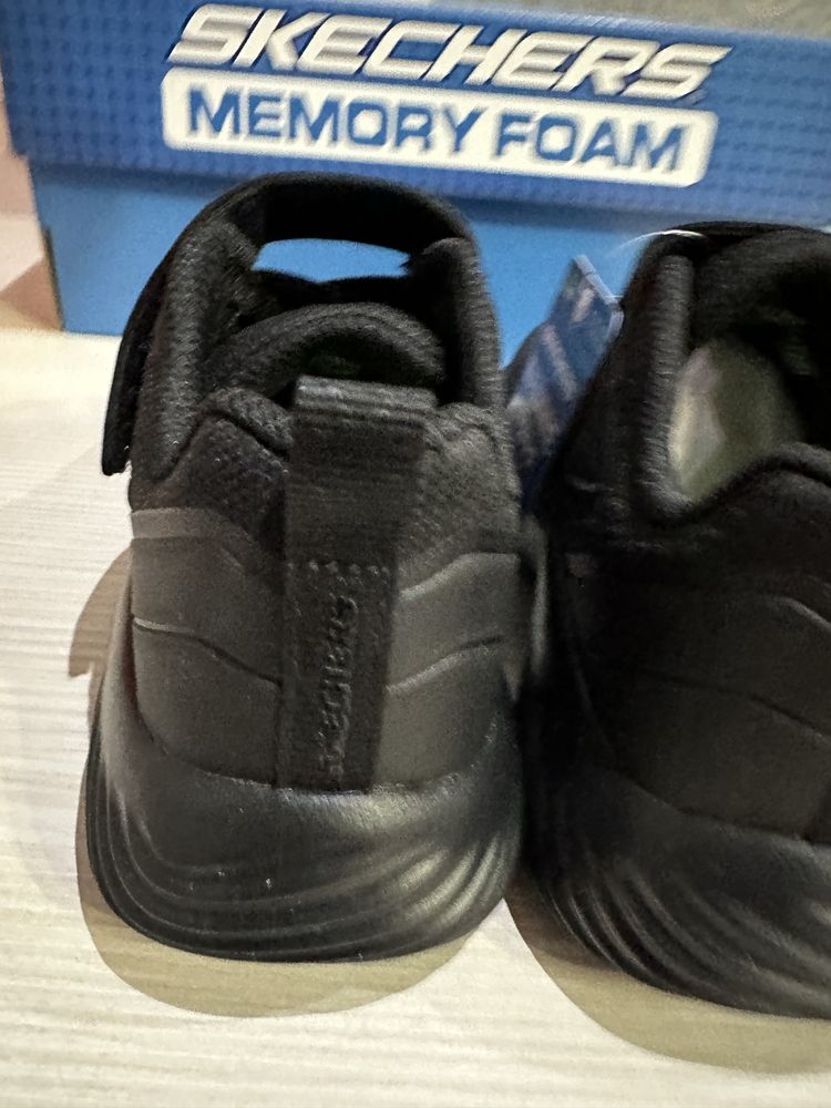 Skechers кросівки 28,5  31 33 33,5