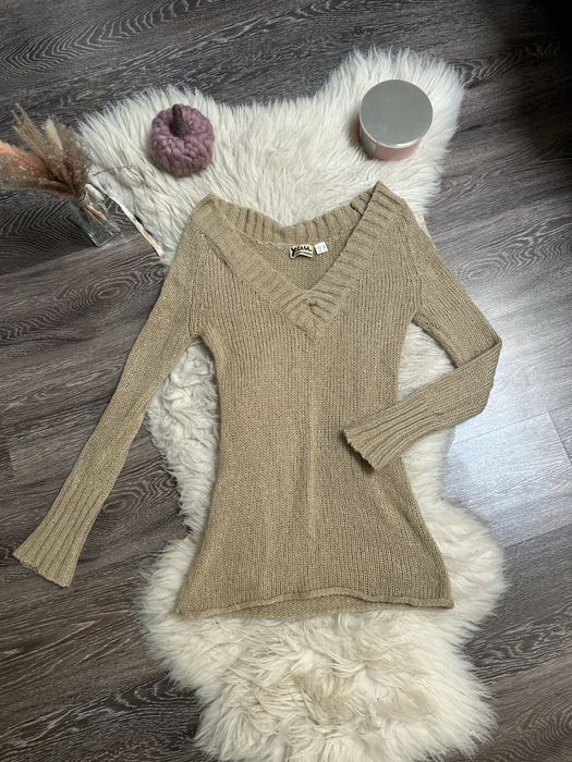 Beżowy sweter z dekoltem