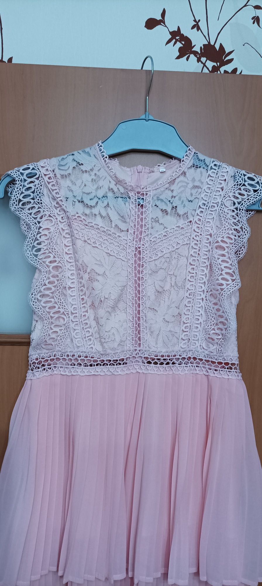Sukienka z gipiura elegancka