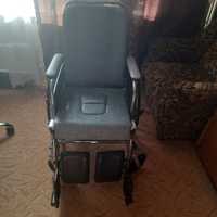 Крісло-коляска з санітарним обладнанням.
