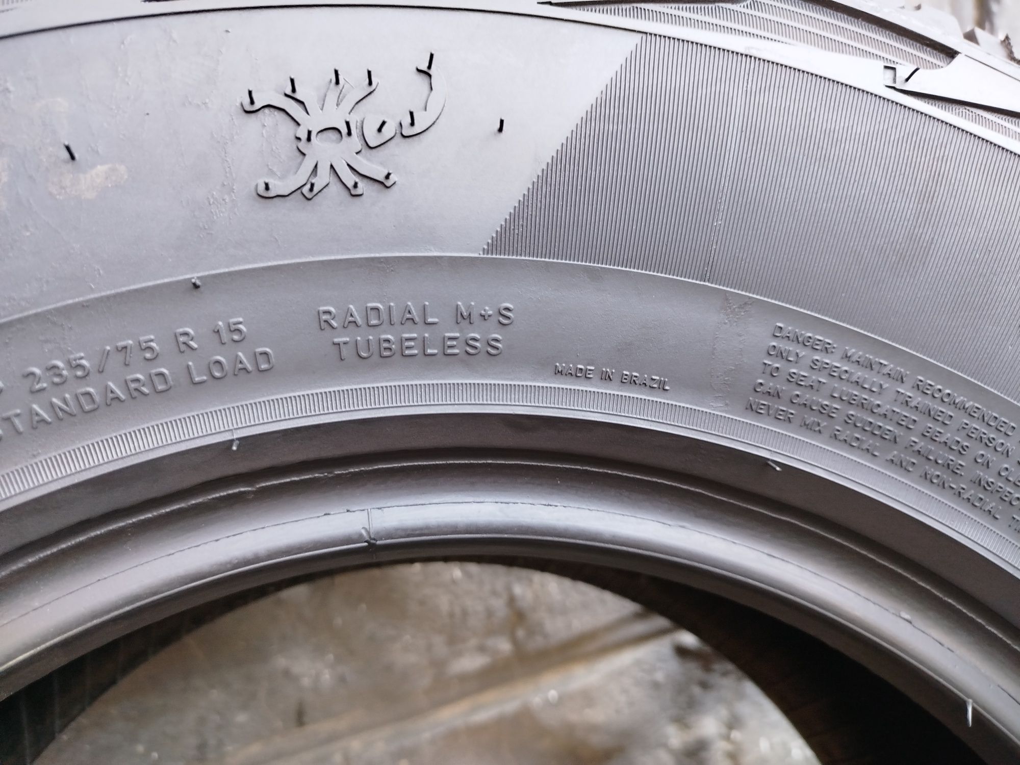 Шини всесезонка 235-75-15 Pirelli з Німечини
