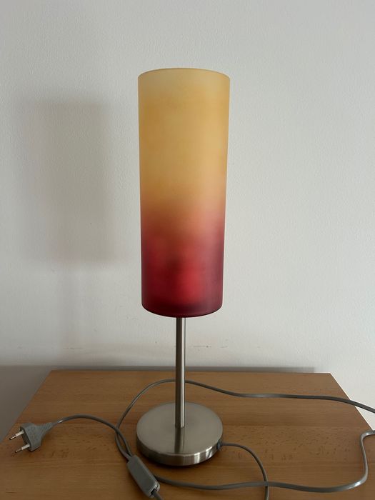 Candeeiro de mesa com abajur de vidro