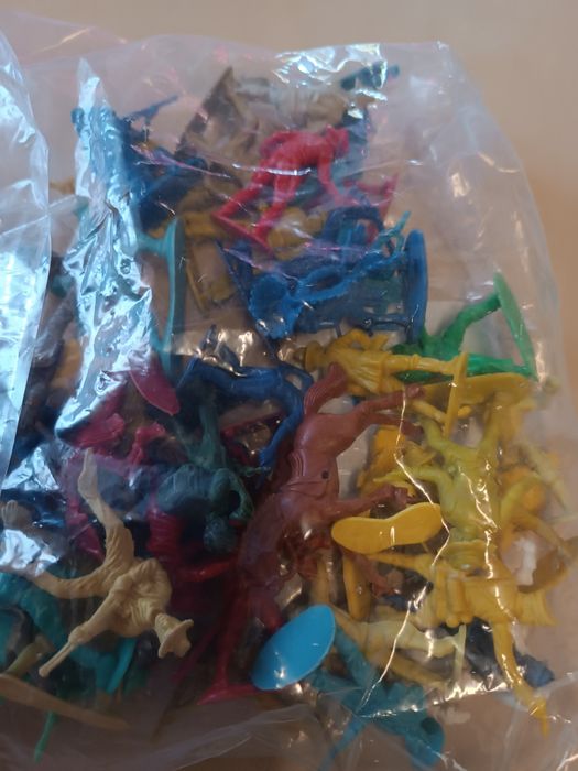 Bonecos monocromáticos, cowboy, soldados e medievais